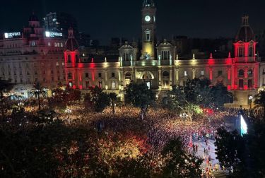 30.000 personas llenan la plaza de L’Ajuntament para apoyar a la Selección Española de Fútbol en su segundo título mundial