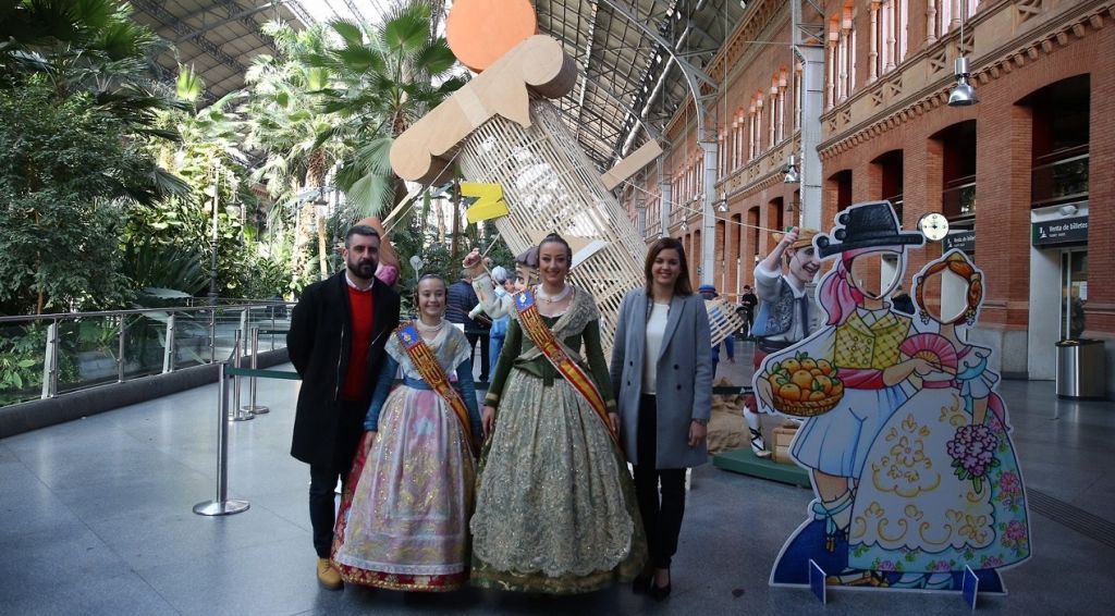   Las Fallas de València se 'plantan' en la estación de Atocha