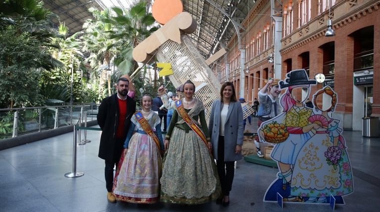  Las Fallas de València se 'plantan' en la estación de Atocha