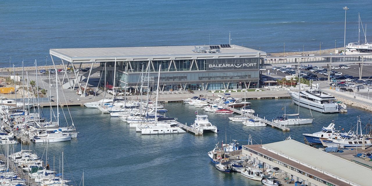  La terminal de Baleària de Dénia recibe la distinción de calidad turística como puerto de atraque de cruceros y ferris